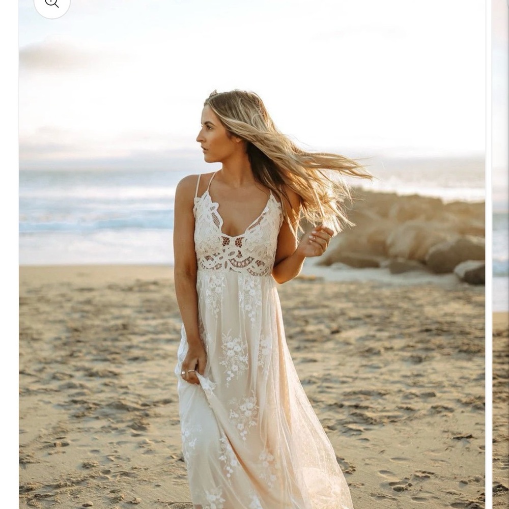 Paradise Island Scalloped Vanilla Lace Maxi Dress Medium